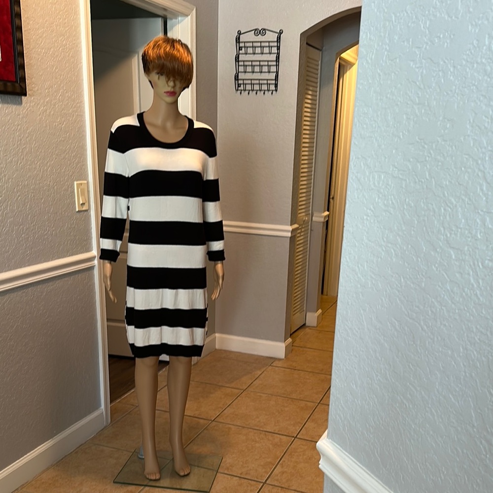 Striped Black and White Dress size 12 brand new without tag never wore tried on
